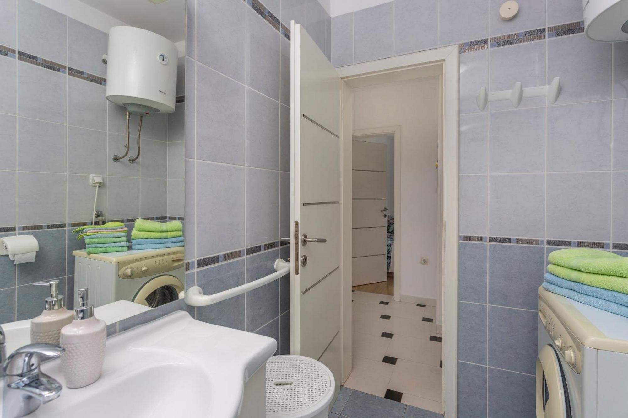 Apartments By The Sea Njivice, Krk - 5296 Rom bilde