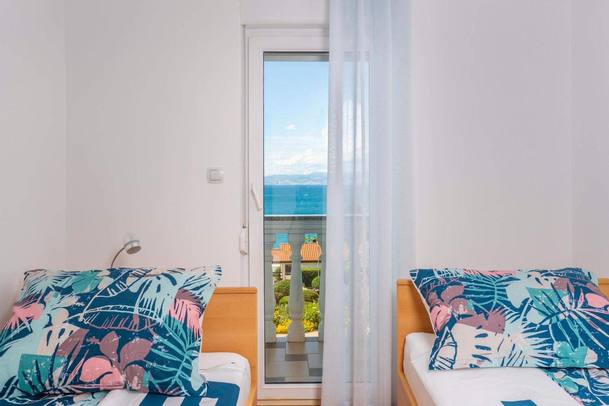 Apartments By The Sea Njivice, Krk - 5296 Rom bilde