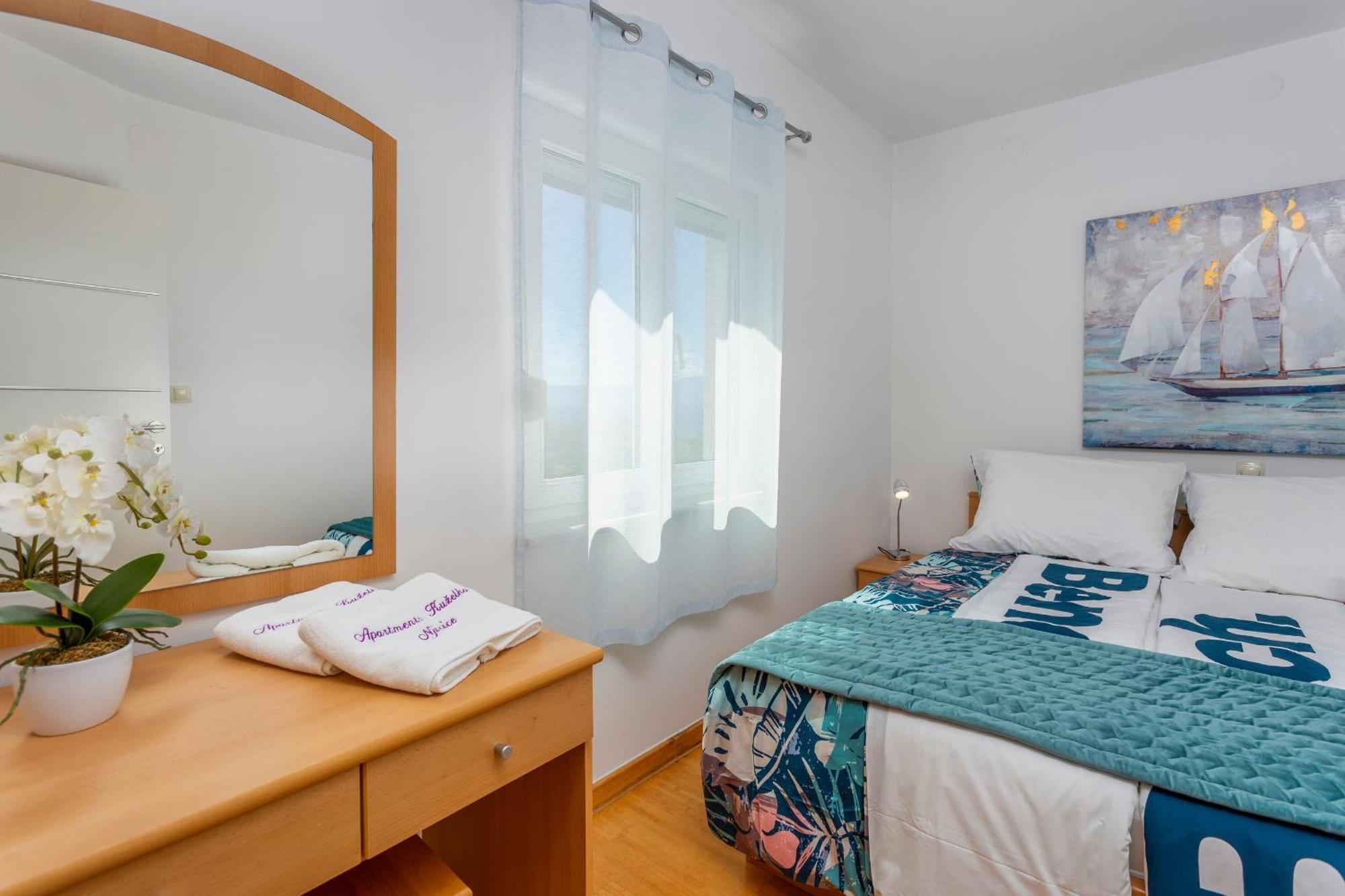 Apartments By The Sea Njivice, Krk - 5296 Rom bilde
